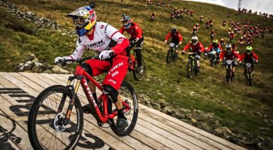 Gee Atherton VS 400 Mountain Bikers | Red Bull Fox Hunt 2016