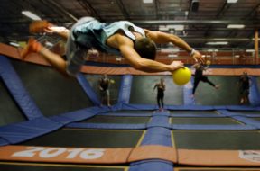 Walka w zbijaka na trampolinach z elementami parkour !;)