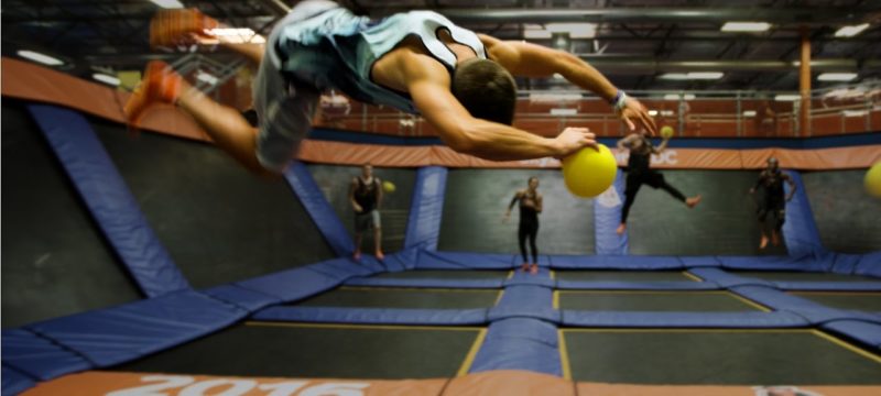 Walka w zbijaka na trampolinach z elementami parkour !;)